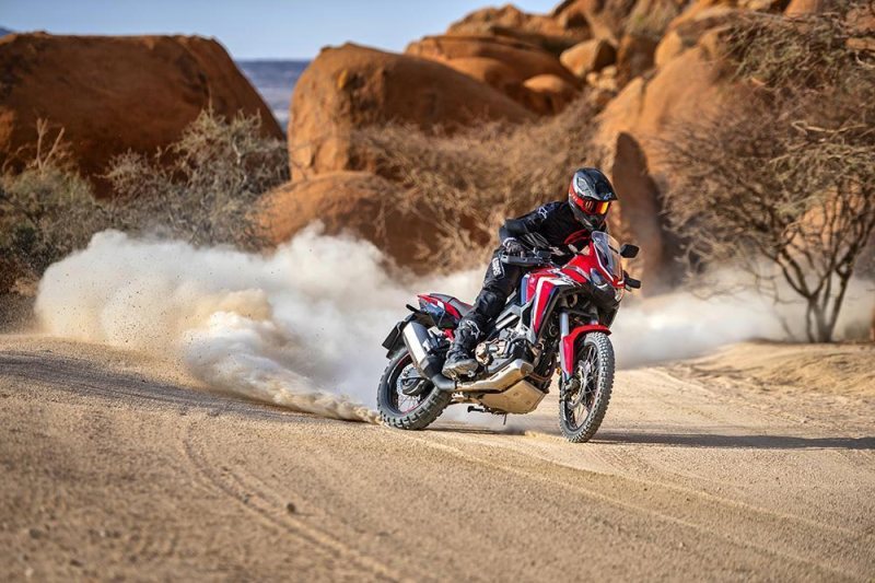 Fahrsicherheitstraining Motorrad: Honda Africa Twin auf losem Untergrund